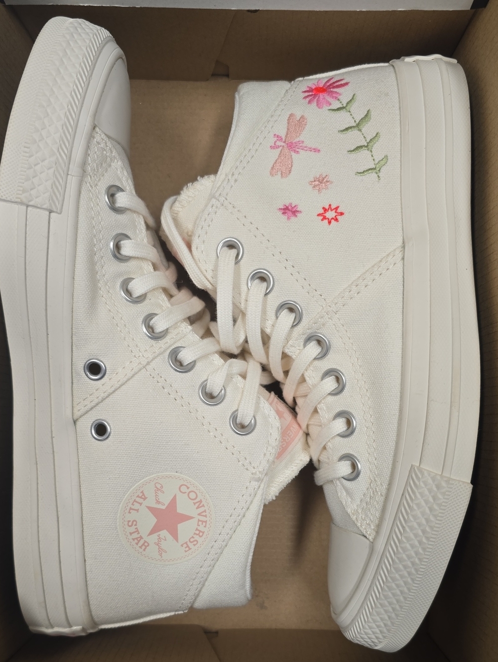 🌸 STUNNING Embroidered Converse Chuck Taylors 🌸